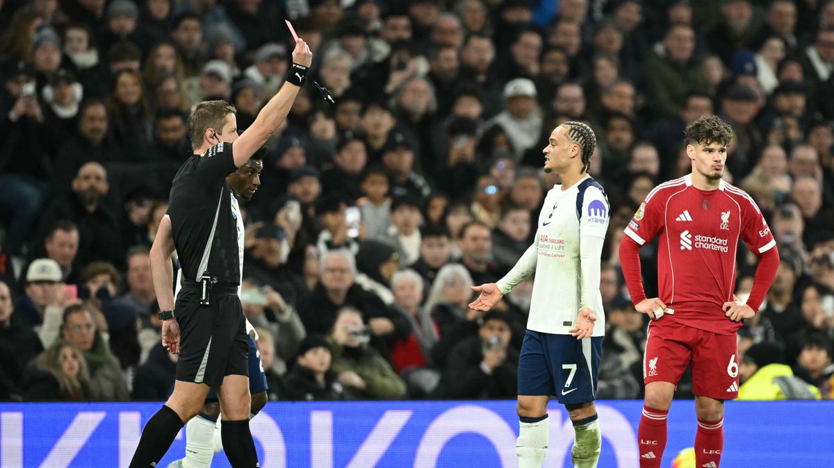 Honfitársát taposta meg Szoboszlaiék rangadóján, már az első félidőben villant a piros lap