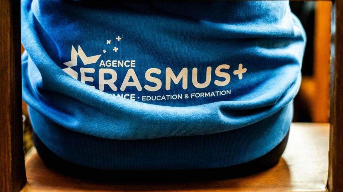 Többszázezer magyar fiatalt büntet az Európai Bizottság