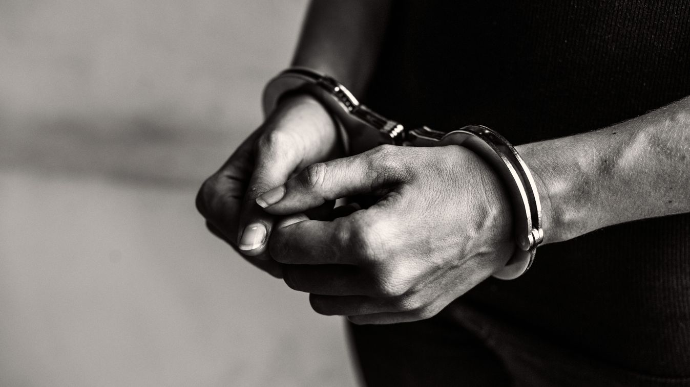 Criminal in handcuffs (Freepik)