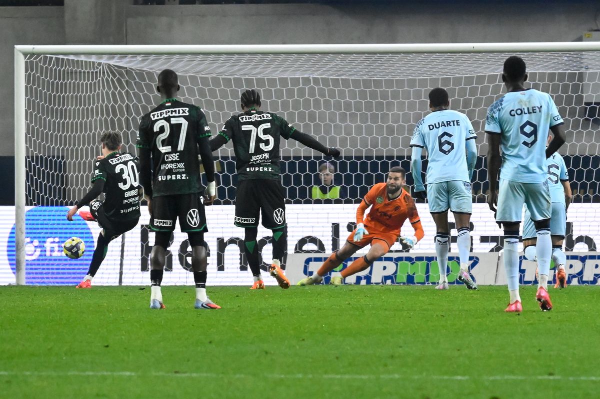 Felcsút, 2025. november 30.
Gruber Zsombor (b), a Ferencváros játékosa gólt lő, szemben Szappanos Péter, a Puskás Akadémia kapusa (j) a Fizz Liga 15. fordulójában játszott Puskás Akadémia FC - Ferencvárosi TC mérkőzésen a felcsúti Pancho Arénában 2025. november 30-án. Arénában 2025. november 30-án.
MTI/Hegedüs Róbert