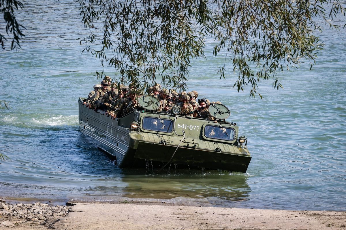 Fajsz, 2025. szeptember 9.
A menetből történő vízi átkelést gyakorolják katonák a NATO Adaptive Hussars 2025 (ADHU 25) elnevezésű összhaderőnemi gyakorlata keretében Fajsznál a Dunán 2025. szeptember 9-én.
MTI/Kiss Dániel