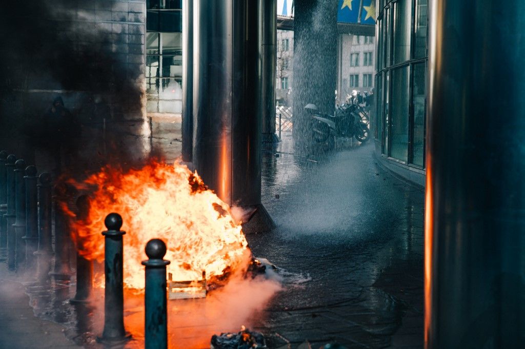 A fire is lit during a farmers' protest to denounce the reforms of the Common Agricultural Policy (CAP) and unacceptable trade agreements, in Brussels, on Thursday 18 December 2025, organised by Copa-Cogeca, the main association representing farmers and agricultural cooperatives in the EU. The protest is being organised a few hours before European Commission President von der Leyen is expected to leave for Brazil as part of the agreement with the South American trade bloc and on the sidelines of the European Council meeting on the future EU budget. BELGA PHOTO EMILE WINDAL (Photo by EMILE WINDAL / BELGA MAG / Belga via AFP)