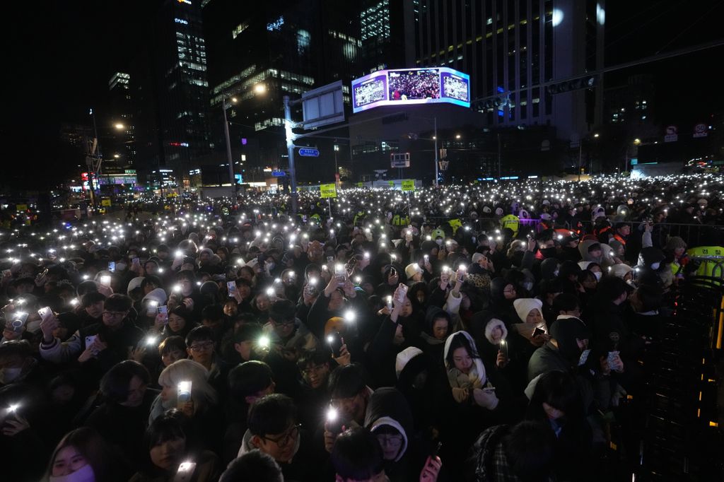Szilveszter Dél-Koreában - Az új év beköszöntét várják az emberek a szöuli Boszingak pavilonnál