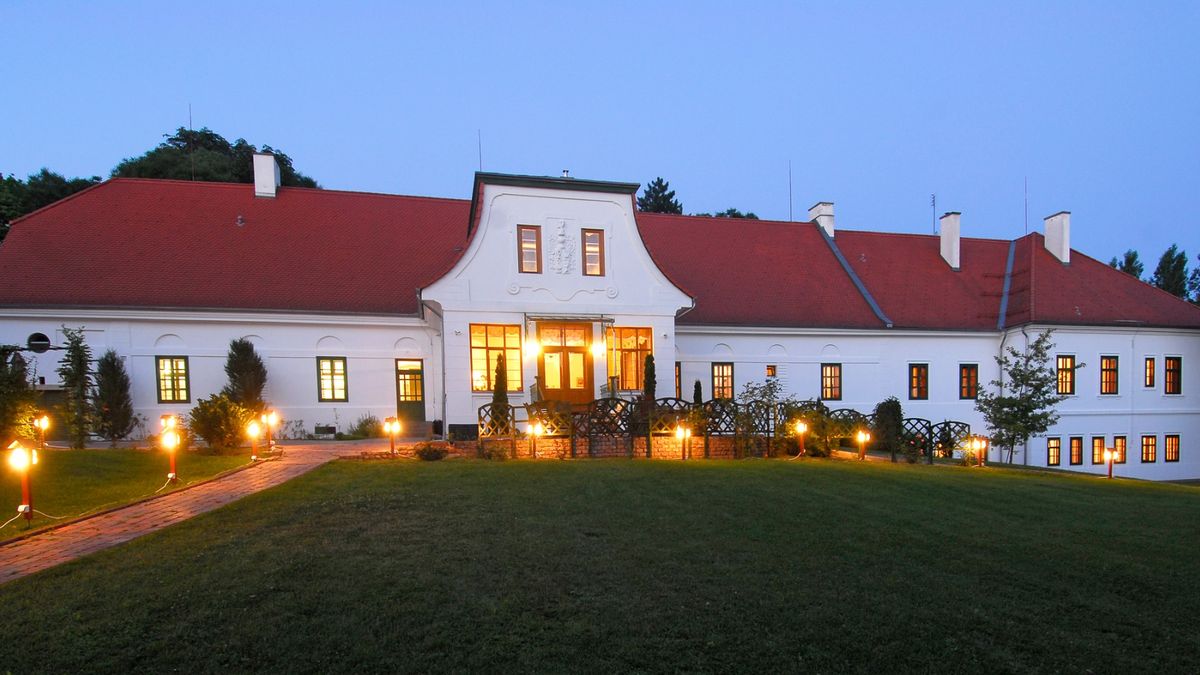 Könyvégető kommunisták Felsőmocsoládon