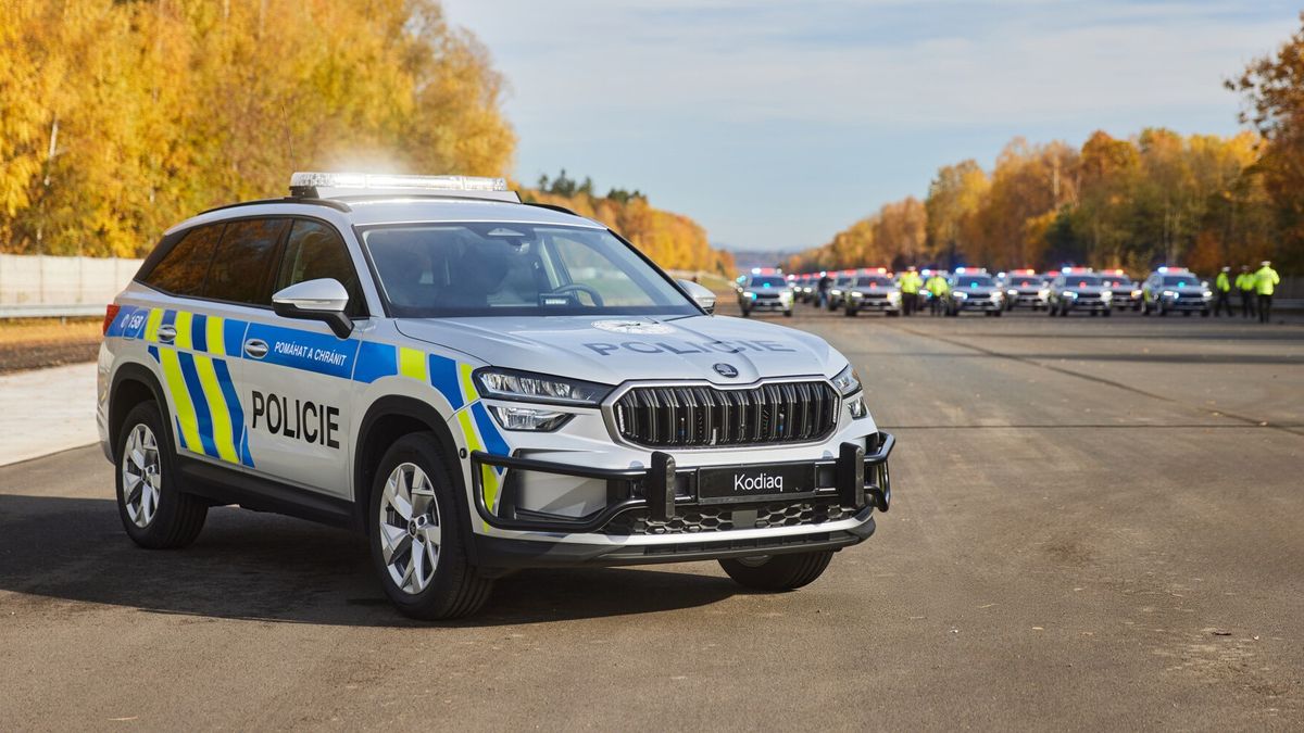 Különleges biztonsági övvel érkezik a Skoda kőkemény rendőrautója