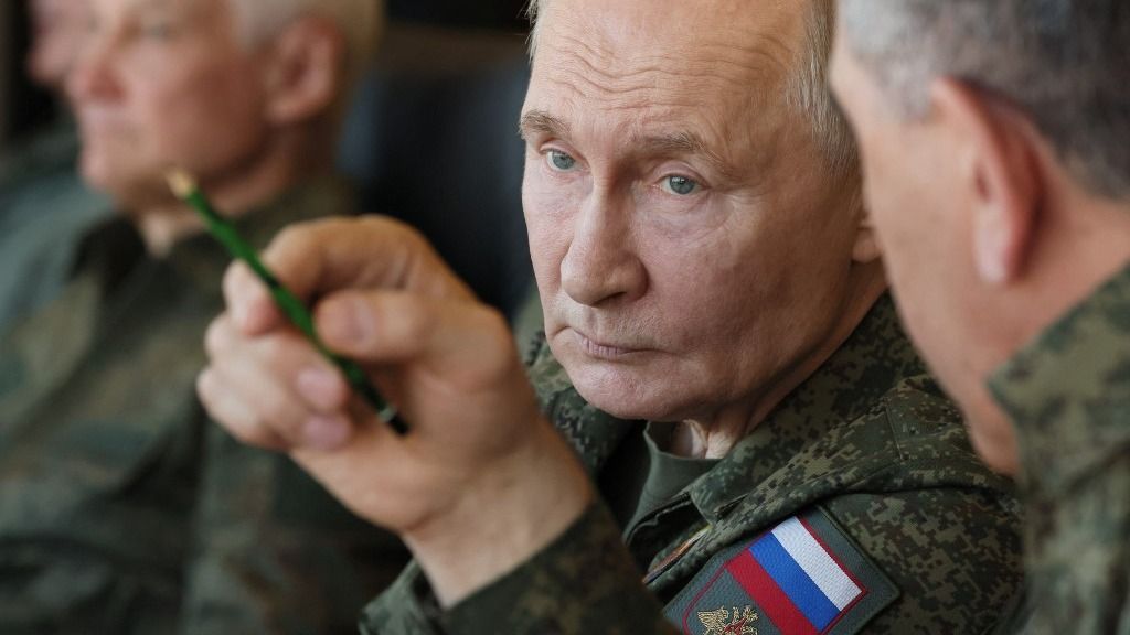 In this pool photograph distributed by the Russian state agency Sputnik, Russia's President Vladimir Putin inspects the "Zapad-2025" (West-2025) joint Russian-Belarusian military drills at a training ground in the Nizhny Novgorod Oblast on September 16, 2025. (Photo by Mikhail METZEL / POOL / AFP)