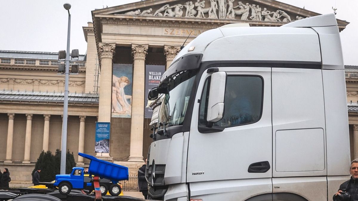 Lázár János: Nem engedünk hárommillió ember nyugalmából