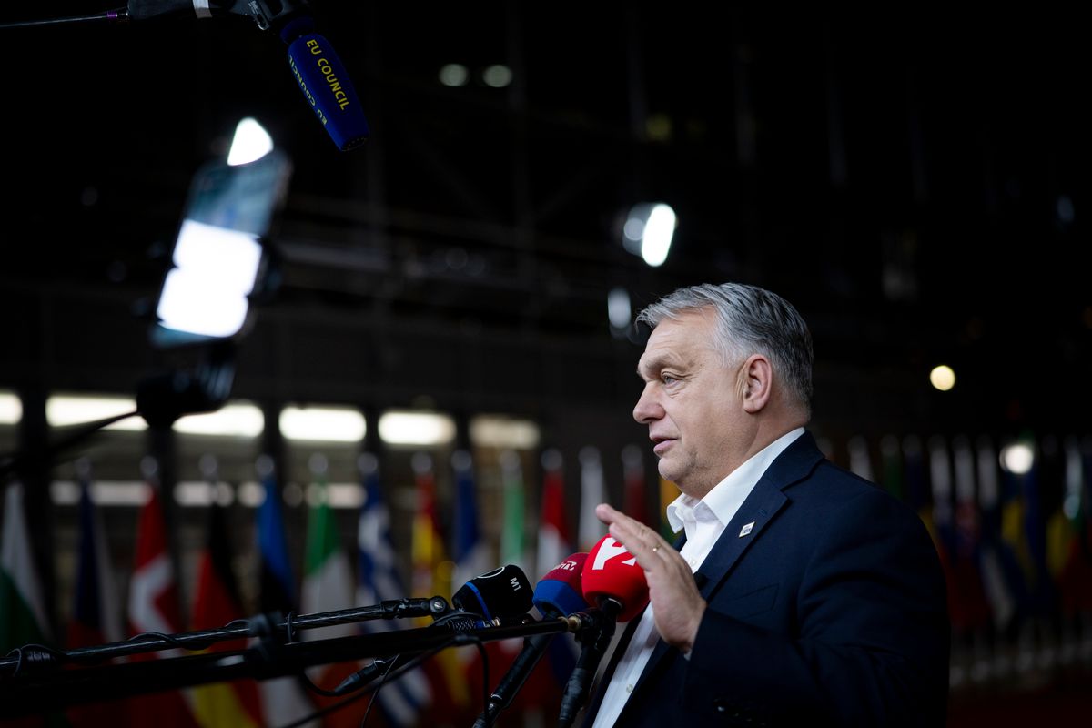 A Miniszterelnöki Kommunikációs Főosztály által közreadott képen Orbán Viktor miniszterelnök nyilatkozik a sajtó képviselőinek az uniós tagállamok csúcstalálkozója után Brüsszelben 2025. december 19-én hajnalban (Fotó: MTI/Miniszterelnöki Kommunikációs Főosztály/Fischer Zoltán)