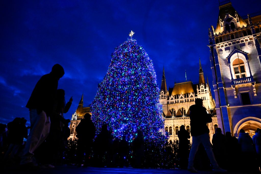 Advent - Felkapcsolták a fényfüzért az ország karácsonyfáján