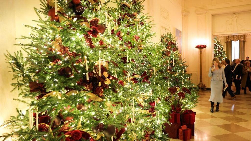 Hétfőn Melania Trump first lady mutatta be a Fehér Ház karácsonyi díszítéseit