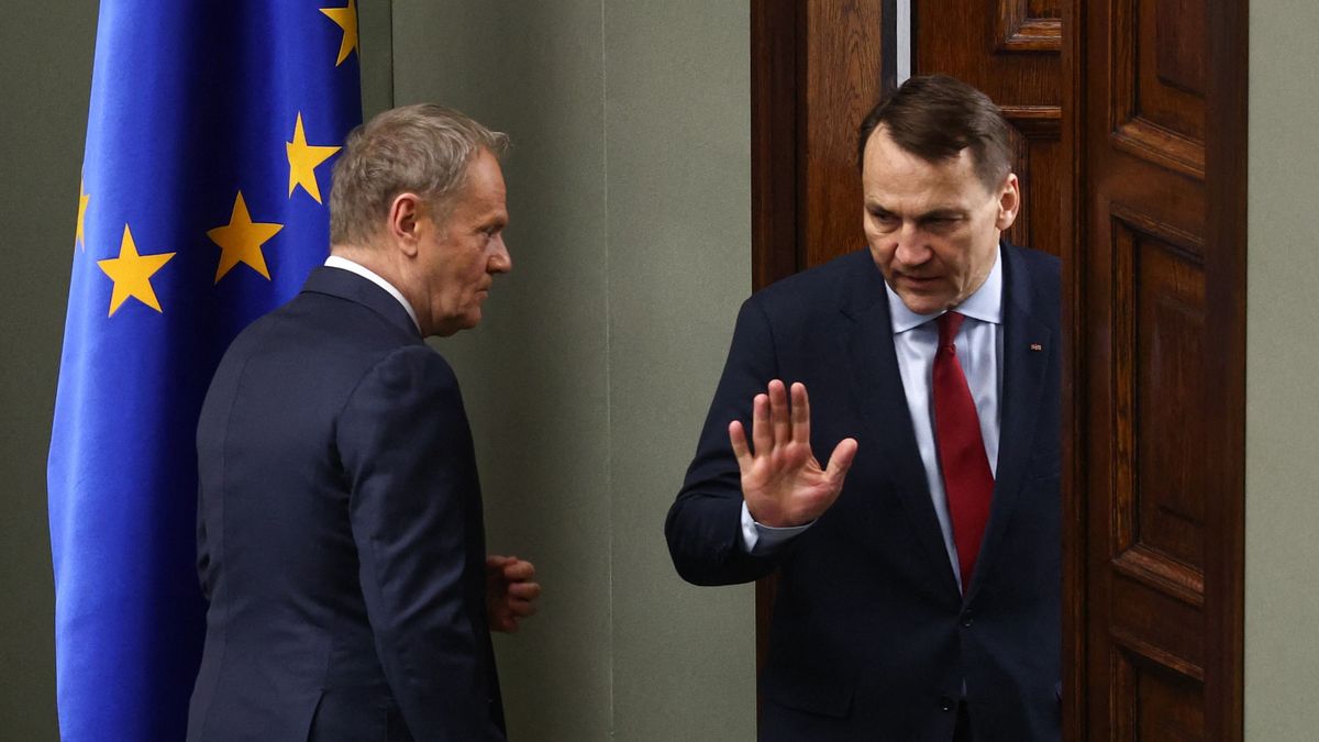 Sikorski szerint aki nincs velük, az ellenük van