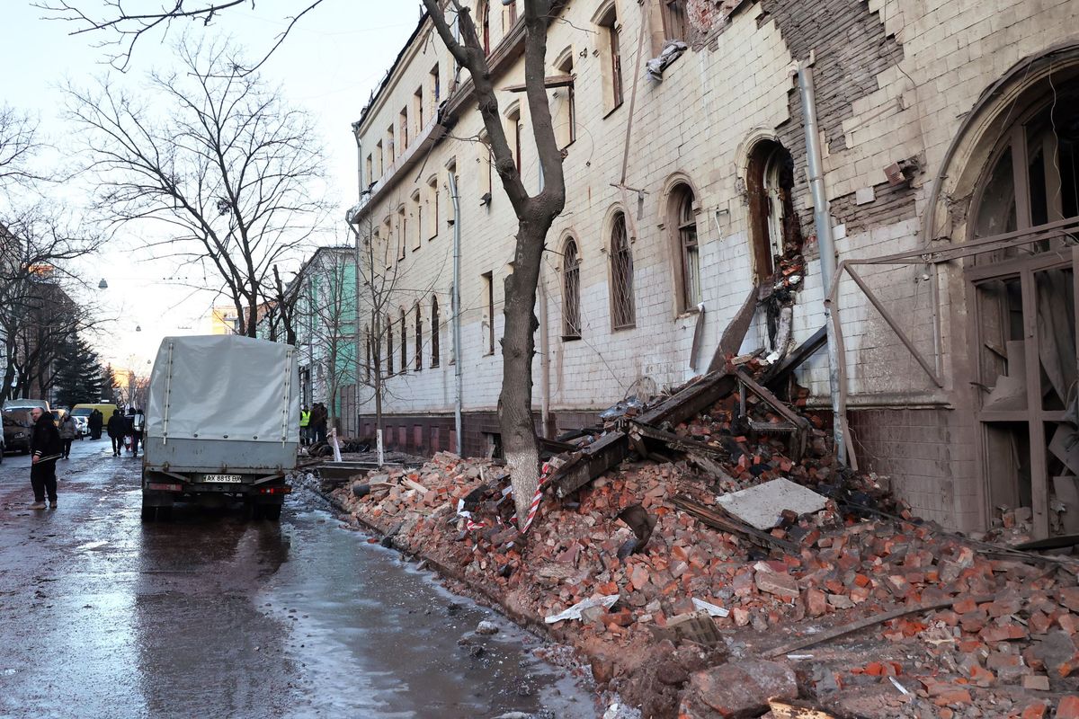 Egy rakétatámadás után Harkiv belvárosában