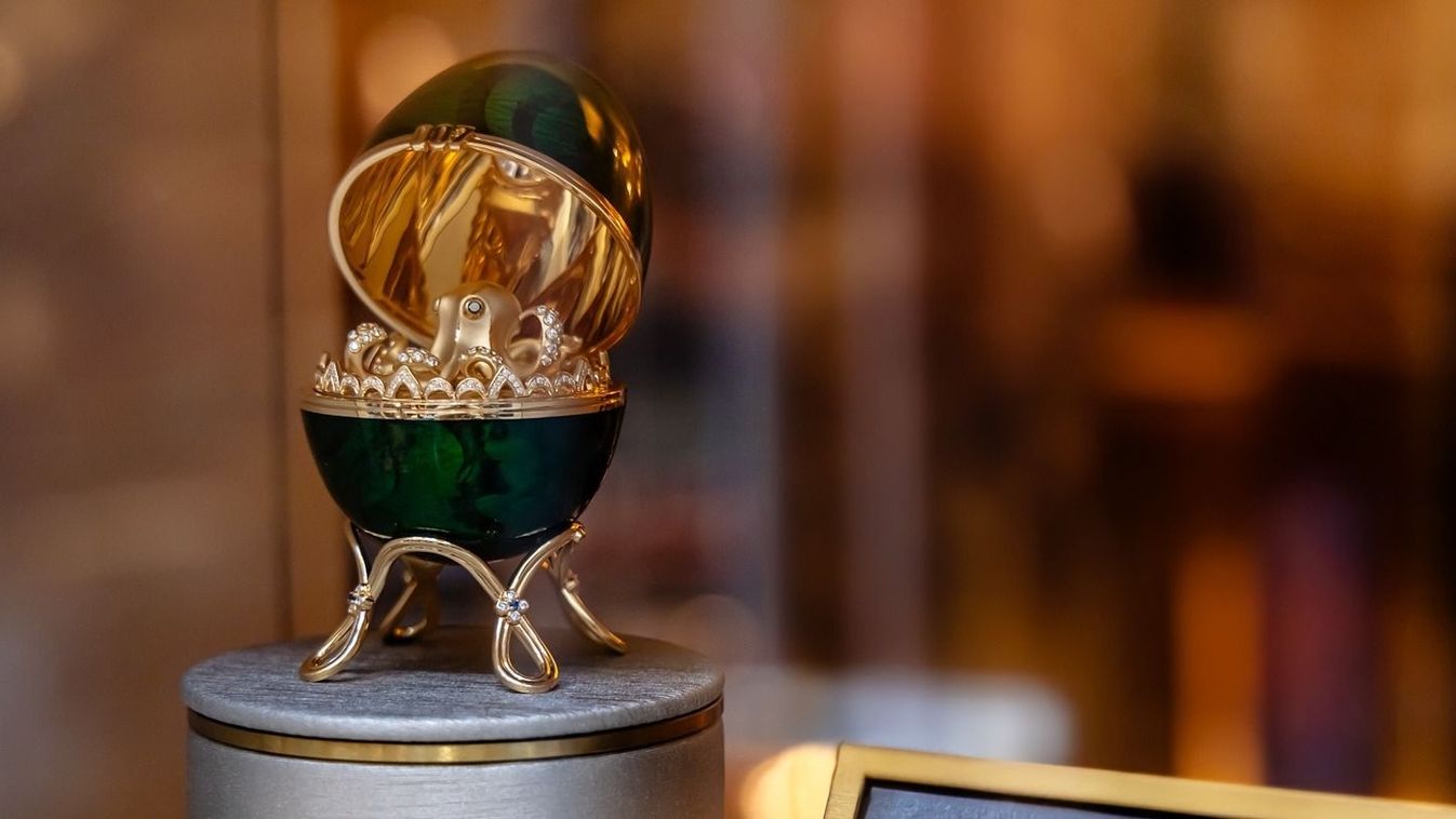 A különleges kiadású medált az 1983-ban készült Polipka (eredeti cím: Octopussy) című James Bond-film ihlette
Facebok/Fabergé