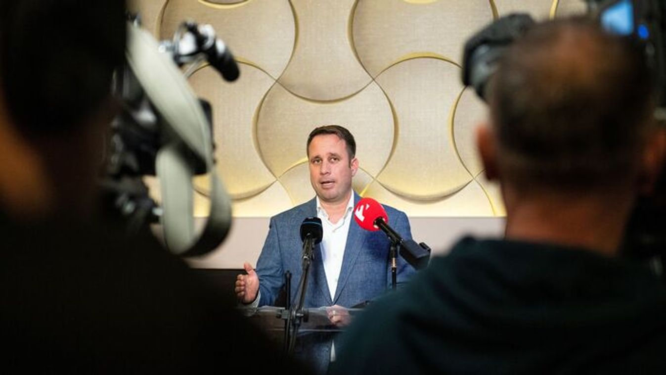 Csaba Domotor, MEP for Fidesz, at a press conference before a public forum in Hajduboszormeny as part of the nationwide tour of Fidesz and the Christian Democrats (KDNP) on November 10, 2025 (Photo: MTI/Attila Balazs)