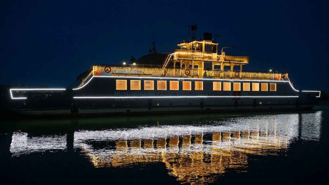 Ünnepi fényekkel díszített komp a Balatonon Szántódnál 2025. december 3-án
MTI
Vasvári Tamás