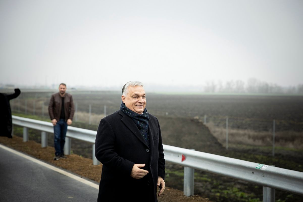 Kenderes, 2025. december 22.
A Miniszterelnöki Kommunikációs Főosztály által közreadott képen Orbán Viktor miniszterelnök az M4 autóút Törökszentmiklós és Kisújszállás közötti szakaszának átadó ünnepségén Kenderes határában 2025. december 22-én.
MTI/Miniszterelnöki Kommunikációs Főosztály/Fischer Zoltán