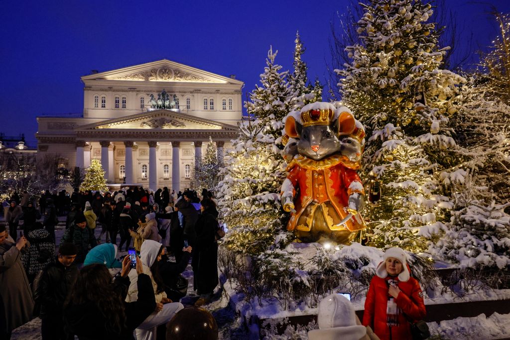 Szilveszter Oroszországban - Az új év beköszöntét váró ünneplők a moszkvai Nagy Színház előtti téren