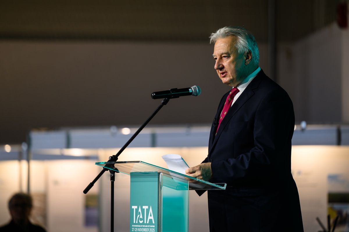 Tata, 2025. november 27.
Semjén Zsolt miniszterelnök-helyettes köszöntő beszédet mond a Ramsari Egyezményt aláíró városok polgármesterei negyedik találkozójának nyitóünnepségén Tatán 2025. november 27-én. A vizes élőhelyeket védő Ramsari Egyezmény a modern nemzetközi természetvédelmi egyezmények közül a legrégebbi, 1971-ben írták alá az iráni Ramsar városában, Magyarország 1979-ben csatlakozott az egyezményhez.
MTI/Vasvári Tamás