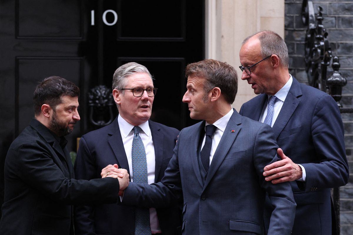(L-R) Ukraine's President Volodymyr Zelensky, Britain's Prime Minister Keir Starmer, France's President Emmanuel Macron and Germany's Chancellor Friedrich Merz chat on the 10 Downing Street doorstep after a meeting in central London on December 8, 2025. (Photo by Adrian DENNIS / POOL / AFP)