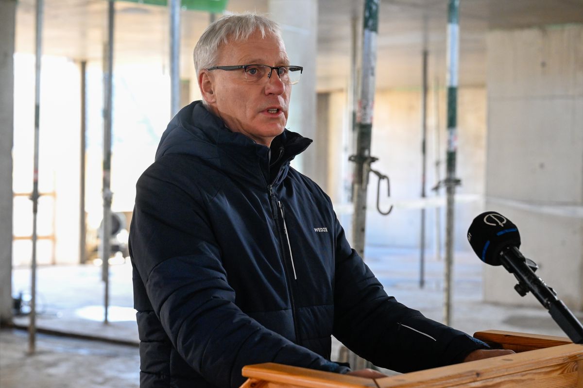 Gomba, 2025. november 28.
Soltész Miklós, a Miniszterelnökség egyházi és nemzetiségi kapcsolatokért felelős államtitkára beszédet mond a Fáy András Református Általános Iskola új épületének bokrétaünnepségén Gombán 2025. november 28-án.
MTI/Máthé Zoltán