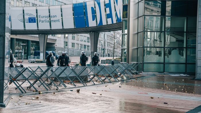 Riot police pictures at the entrance to the European Parliament, during a farmers' protest to denounce the reforms of the Common Agricultural Policy (CAP) and unacceptable trade agreements, in Brussels, on Thursday 18 December 2025, organised by Copa-Cogeca, the main association representing farmers and agricultural cooperatives in the EU. The protest is being organised a few hours before European Commission President von der Leyen is expected to leave for Brazil as part of the agreement with the South American trade bloc and on the sidelines of the European Council meeting on the future EU budget. BELGA PHOTO EMILE WINDAL (Photo by EMILE WINDAL / BELGA MAG / Belga via AFP)