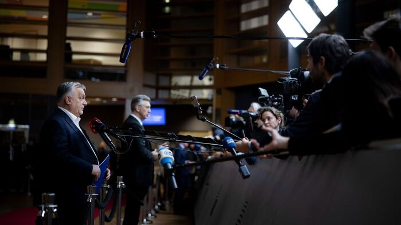 In the photo released by the Prime Minister’s General Department of Communication, Prime Minister Viktor Orban (left) speaks to the press following the summit of EU member states in Brussels in the early hours of December 19, 2025 (Photo: MTI/Prime Minis