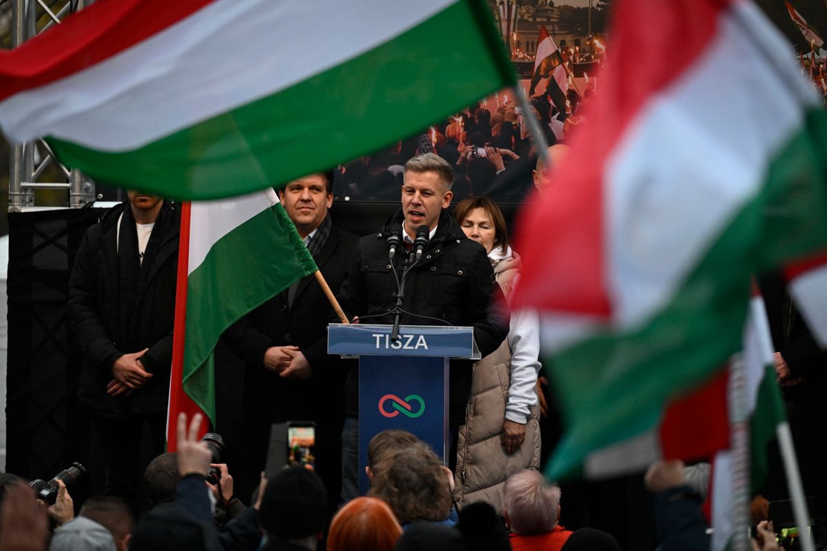 Kecskemét, 2025. december 6.
Magyar Péter, a Tisza Párt elnöke (középen) a Bács-Kiskun vármegyei képviselőjelöltjeivel a párt országjárásának kecskeméti állomásán 2025. december 6-án.
MTI/Vasvári Tamás