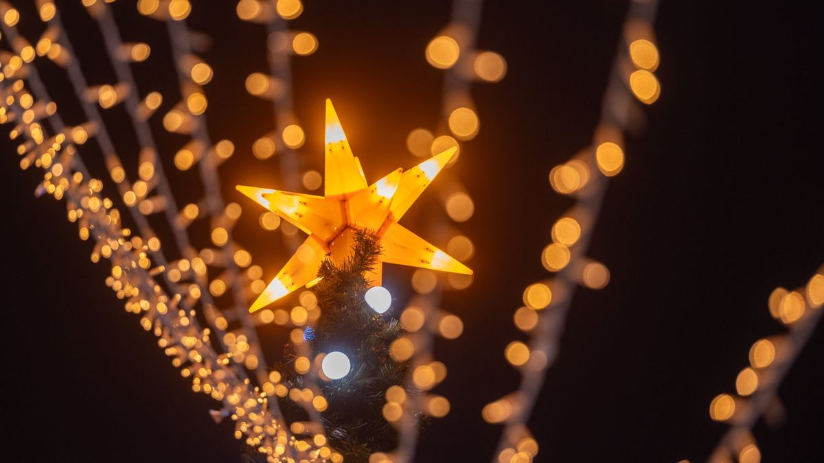 Nagyon szép lett a betlehemi jelenet a belvárosban, aztán a polgármesternek tűnt fel, hogy valami nagyon nincs rendben