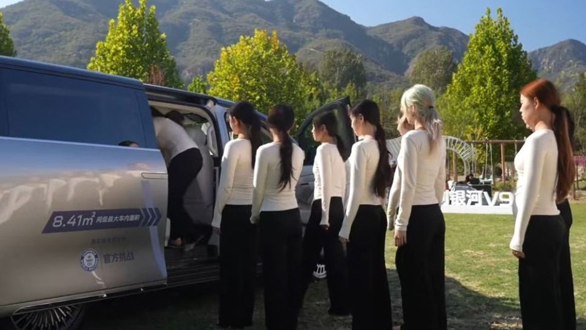 Nem fogja elhinni, hány ember fért be ebbe a kínai autóba