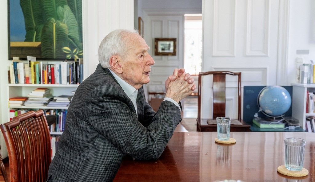 Klaus von Dohnányi, valamint Prőhle Gergely szerződést írt alá egy húszezer kötetes könyvtár elajándékozásáról 