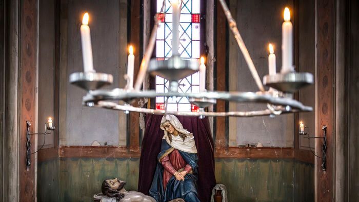 Erdő Péter bíboros, esztergom-budapesti érsek felszentelte a felújított Kálvária-kápolnát