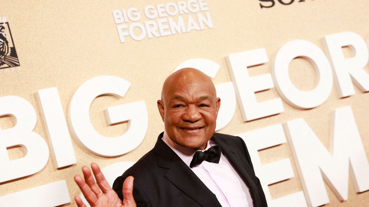 George Foreman már Muhamad Alival és Joe Fraizerrel odafentről tekint le utódaira