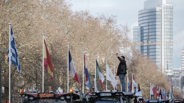 Manifestation des agriculteurs et mobilisation citoyenne contre l accord commercial Mercosur et la potentielle reduction du budget du secteur agricole actuellement en discussion lors d un sommet europeen sur le prochain cadre budgetaire de l Union Europeenne a Bruxelles dans la province de Bruxelles Capitale en Belgique le 18 decembre 2025.
Farmers demonstration and citizen mobilisation in protest of the Mercosur trade agreement and potential cuts to the agricultural sector budget currently under discussion at a European summit on the next EU budgetary framework in Brussels in the province of Brussels Capital in Belgium on December 18, 2025. (Photo by Karim Tebache / Hans Lucas via AFP)