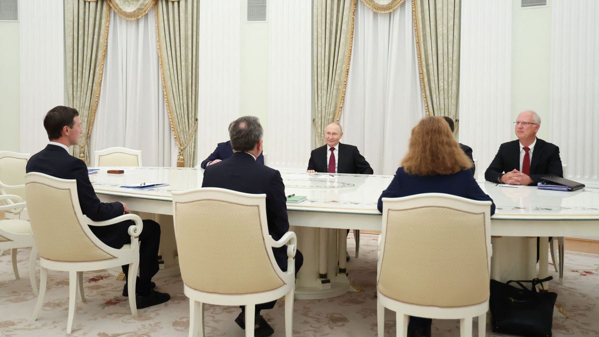 Öt órán át tárgyalt Putyin az amerikai delegációval Moszkvában