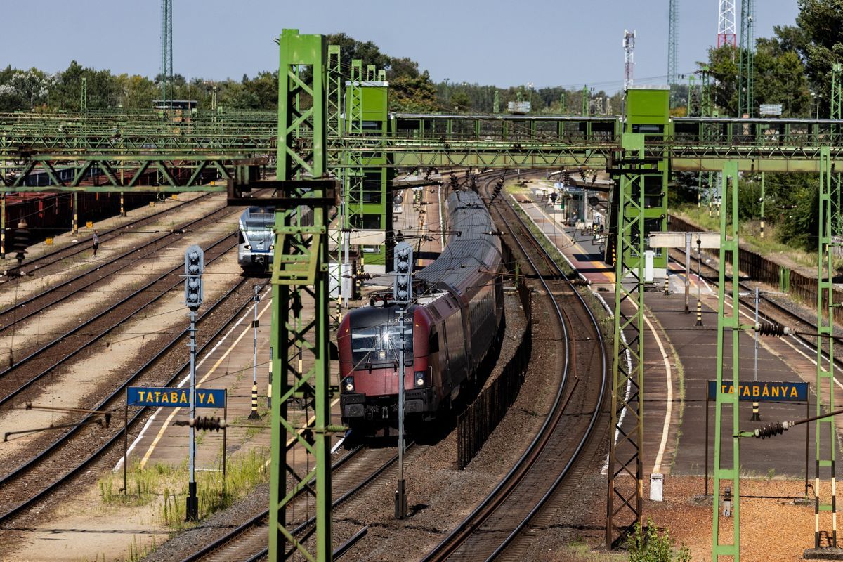 A tatabányai megállóhely előtt egy külföldi utas rátámadt a kalauznőre, miután kiderült, hogy nem rendelkezik érvényes menetjeggyel