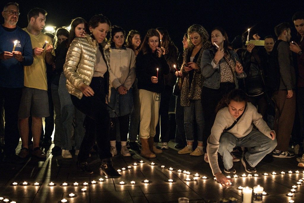 A londoni rendőrség közölte, hogy megerősített járőrözést kezdett a zsidó intézményeknél a Sydney-ben történt terrortámadás után. A képen: Izraeliek virrasztást tartottak Tel Avivban, a Bondi Beachen megölt áldozatok emlékére Fotó: JOHN WESSELS / AFP