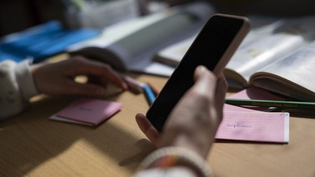 Izrael lépett: tilos lesz a mobil az általános iskolákban