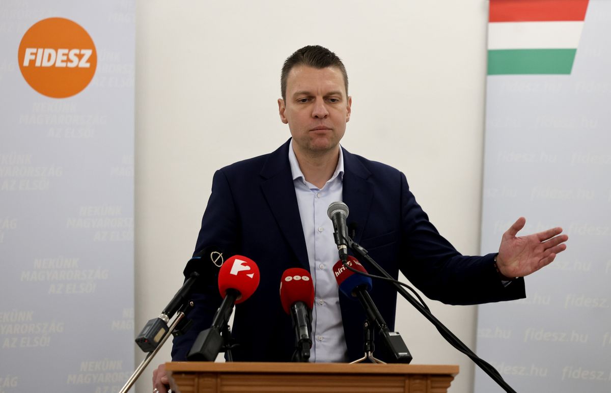 Sajószentpéter, 2025. november 12.
Menczer Tamás, a Fidesz-KDNP kommunikációs igazgatója a kormánypártok országjárásának sajószentpéteri fóruma előtt tartott sajtótájékoztatón 2025. november 12-én.
MTI/Vajda János