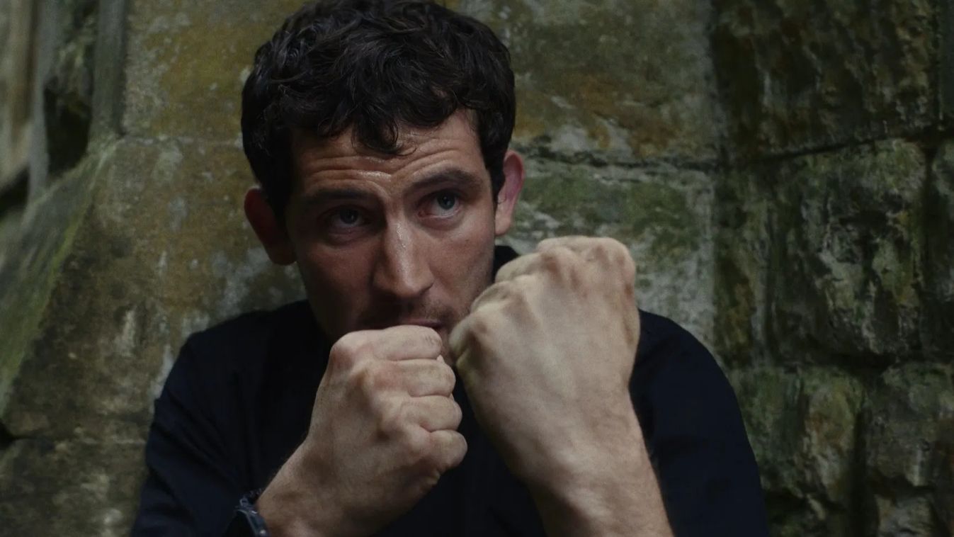 A Netflix filmjének középpontjában egy bokszolóból lett pap próbálja bizonyítani az ártatlanságát. Forrás: Netflix