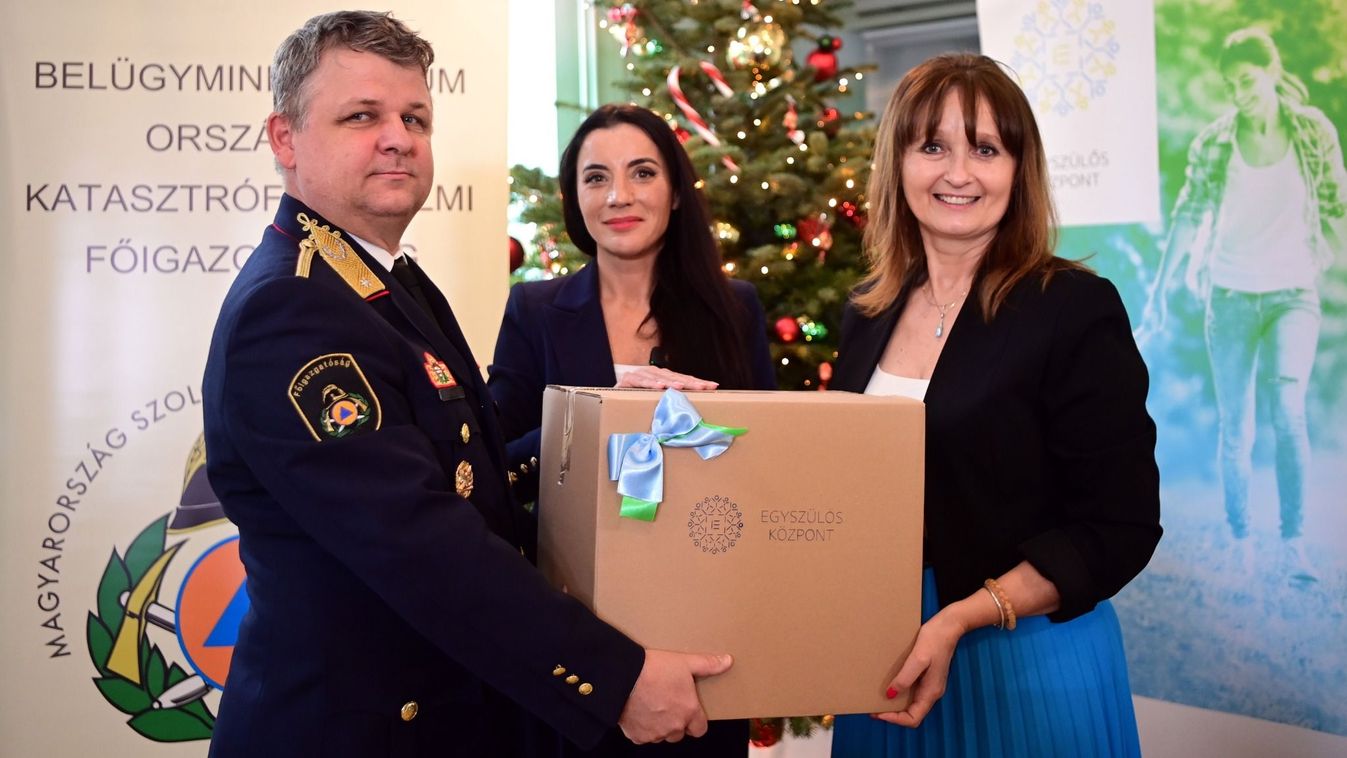 Fülep Zoltán tűzoltó dandártábornok, az Országos Tűzmegelőzési Bizottság ügyvezető elnöke, Molnár Karolina, a Belügyminisztérium (BM) stratégiai ügyekért felelős helyettes államtitkára és Nagy Anna, az Egyszülős Központ vezetője a pesti Egyszülős Központb