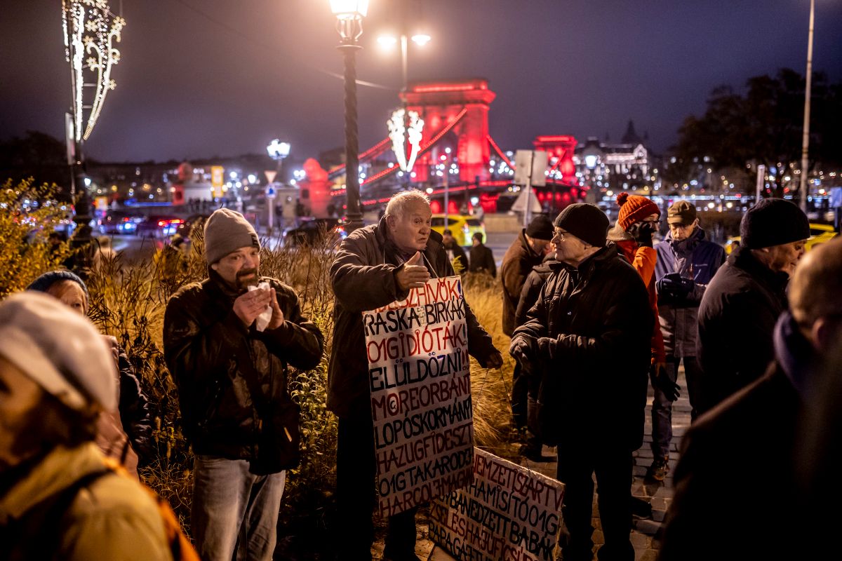 Karácsony Gergelyék tüntetése a Clark Ádám téren