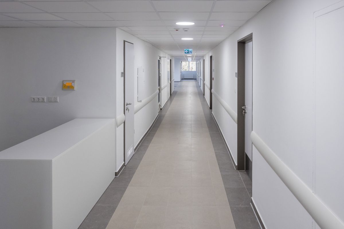 Zalaegerszeg, 2024. január 24.
Folyosó a Zala Vármegyei Szent Rafael Kórház közel 460 millió forintból korszerűsített pózvai pszichiátriai osztályán az avatás napján, 2024. január 24-én.
MTI/Katona Tibor