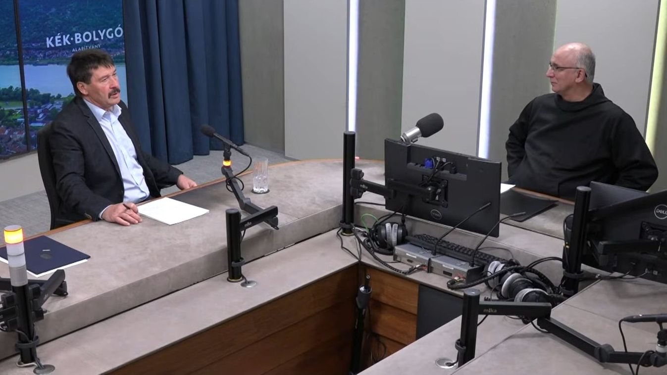 Áder János volt köztársasági elnök, a Kék Bolygó Klímavédelmi Alapítvány kuratóriumi elnöke Hortobágyi T. Cirill pannonhalmi főapáttal beszélget (Forrás: YouTube/képernyőkép)