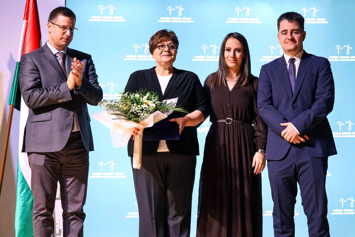 Kakasd, 2025. december 11.
Gulyás Gergely, a Miniszterelnökséget vezető miniszter (b), Potápi Katalin Zsuzsanna, a Potápi Árpád János Alapítvány kuratóriumi elnöke (j2) és Potápi András Árpád, az alapítvány kuratóriumi alapítója átadja a Potápi Árpád János-díjat Filóné Ferencz Ibolyának, Bonyhád kormánypárti polgármesterének a tavaly elhunyt nemzetpolitikáért felelős államtitkár és országgyűlési képviselő tiszteletére alapított díj első átadóünnepségén a Tolna vármegyei Kakasdon 2025. december 11-én.
MTI/Kiss Dániel