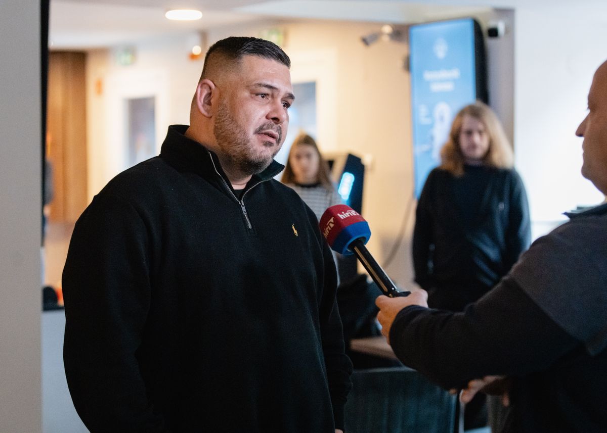 Budapest, 2025. december 22.
Ábrahám Róbert újságíró nyilatkozik a sajtónak Monaco hadtest című dokumentumfilmje sajtóvetítése után a fővárosi Art+ Cinemában 2025. december 22-én. A készítők a filmben arra mutatnak rá, hogy bár Oroszország támadta meg Ukrajnát, szerintük a háború kitöréséért és folytatásáért a liberális európai és az amerikai, illetve a korrupt ukrán elit is felelős.
MTI/Hatházi Tamás