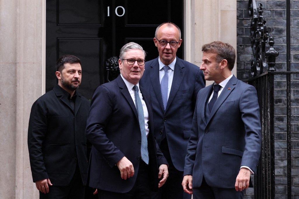 (L-R) Ukraine's President Volodymyr Zelensky, Britain's Prime Minister Keir Starmer, Germany's Chancellor Friedrich Merz and France's President Emmanuel Macron chat on the 10 Downing Street doorstep after a meeting in central London on December 8, 2025. (Photo by Adrian DENNIS / POOL / AFP)