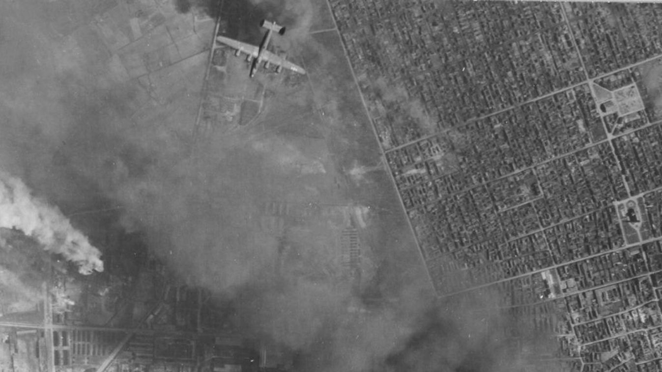 Egy ellenséges B-24 Liberator típusú bombázó repülőgép Budapest felett az első magyarországi amerikai légitámadás során, 1944. április 3-án. A kép alsó szélén Soroksár és környéke, valamint a Duna látható. A mindent beborító fekete füstfelhő a Fanto olajf