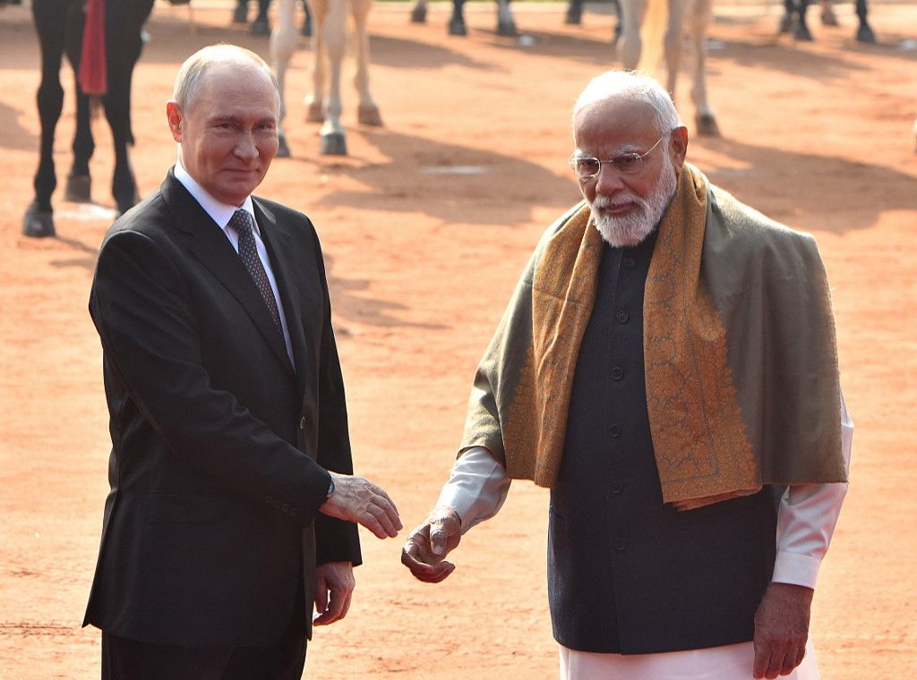 Vlagyimir Putyin orosz elnök (balra) és Narendra Modi indiai miniszterelnök (jobbra) (Fotó: AFP)