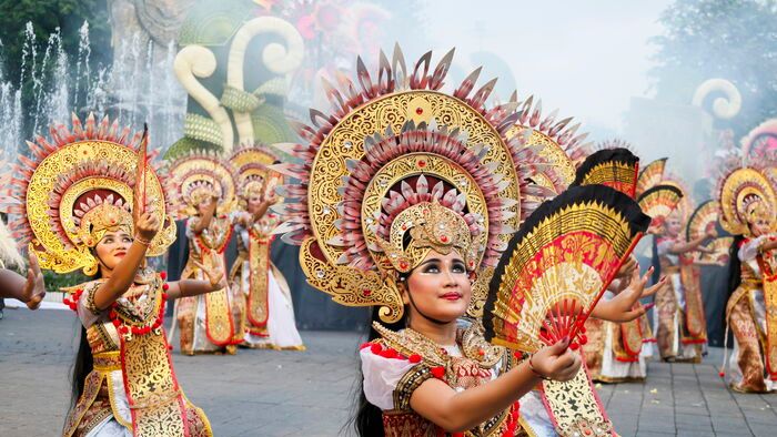 Szilveszter Indonéziában - Balinéz táncosok szilveszteri kulturális ünnepségen lépnek fel az indonéziai Bali szigetének székvárosában, Denpasarban