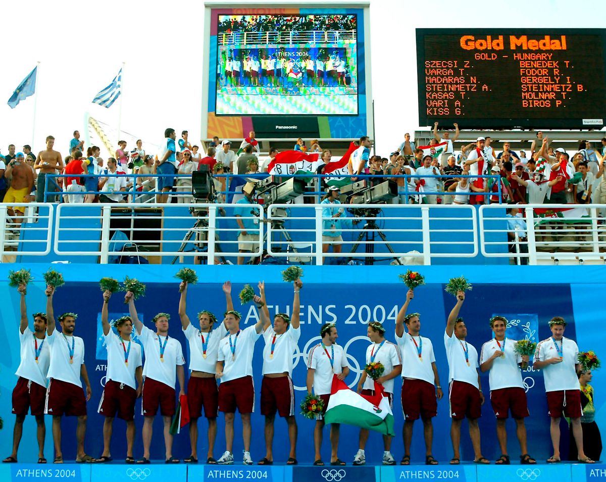 A magyar küldöttség nyolcadik aranyérmét a férfi-vízilabdaválogatott szerezte az athéni olimpián